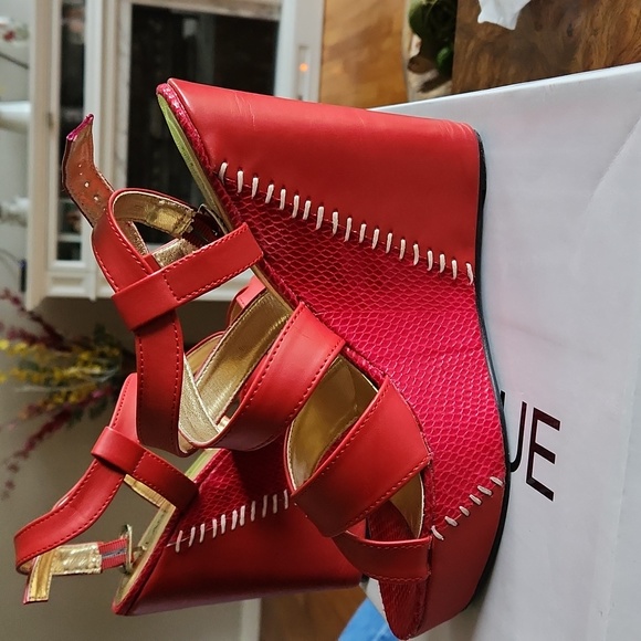 CLASSIQUE WEDGE SANDAL WITH STITCH DETAIL, IN RED,  SIZE 8.5W - Picture 2 of 4